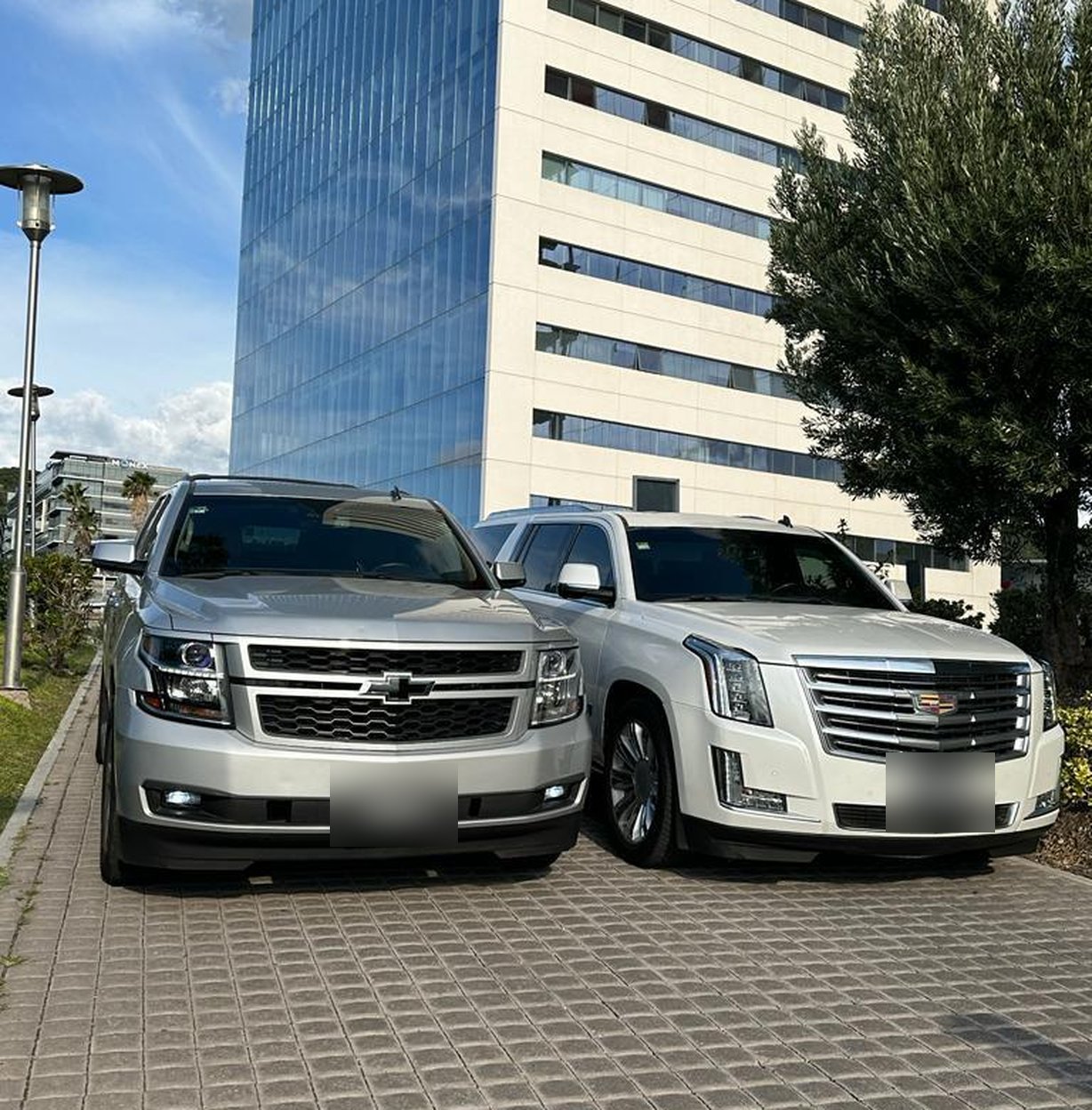 Camionetas de VVM estacionadas frente a torres corporativas